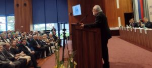 Spisovateľ Miroslav Holečko reční pred zhromaždením na Slávnostnom sneme Matice